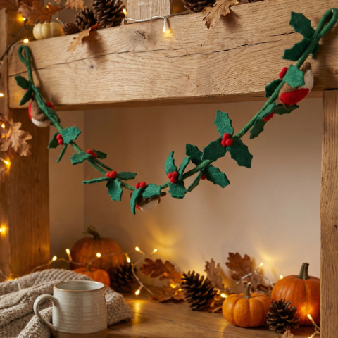 Handmade Felt Biodegradable Holly Garland with Robins Christmas Decoration - Image 2